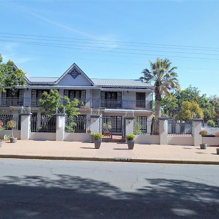 Oakwood Lodge Bloemfontein Exterior photo The main building of the school