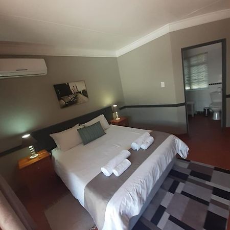 Oakwood Lodge Bloemfontein Exterior photo A room at the Protea Hotel, Polokwane