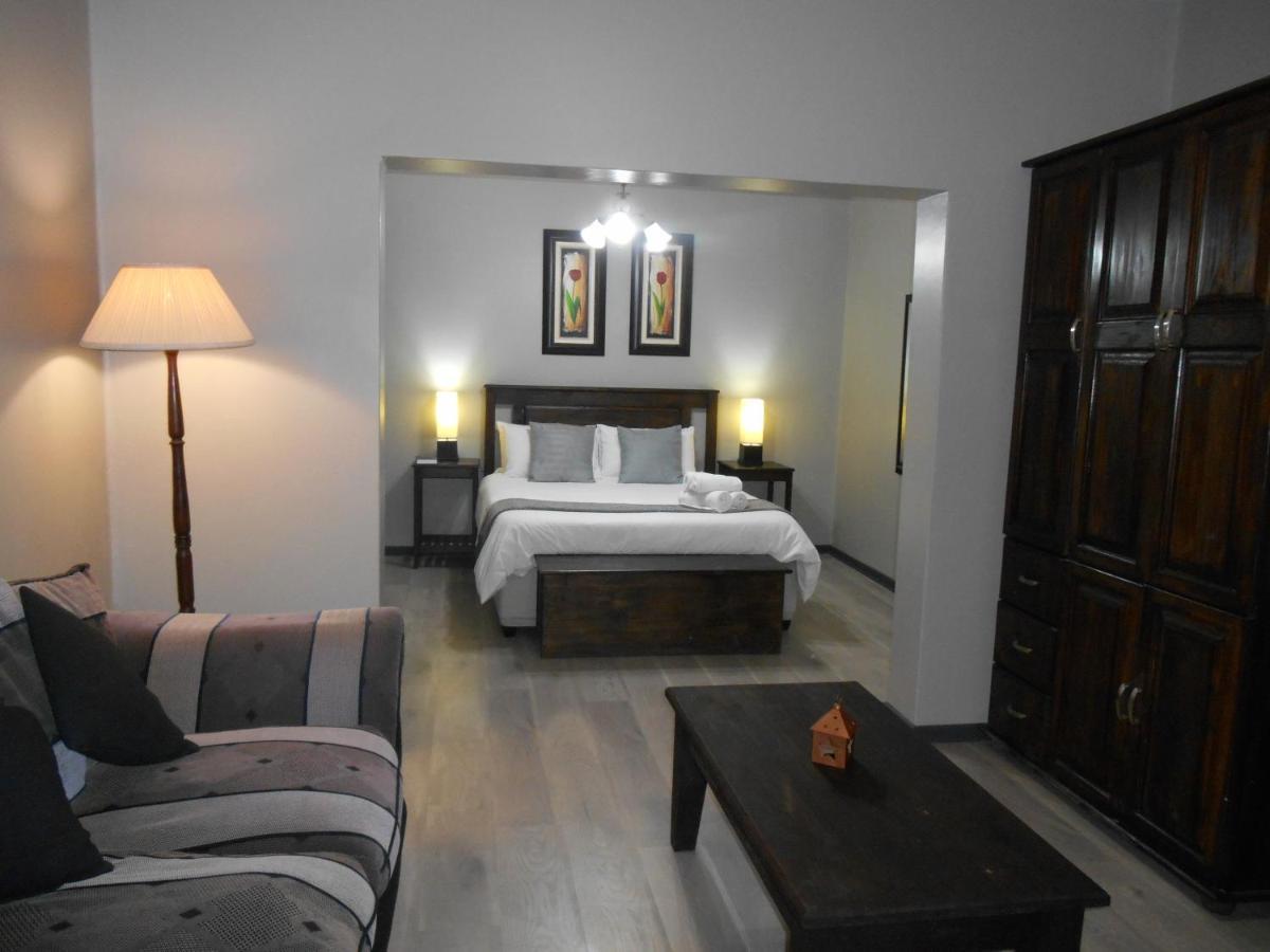 Oakwood Lodge Bloemfontein Exterior photo A bedroom in a hotel
