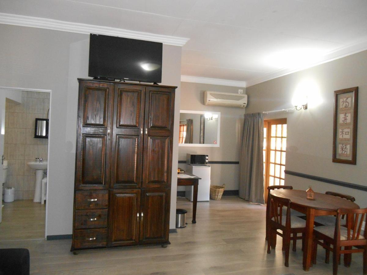 Oakwood Lodge Bloemfontein Exterior photo A typical guest room at the hotel