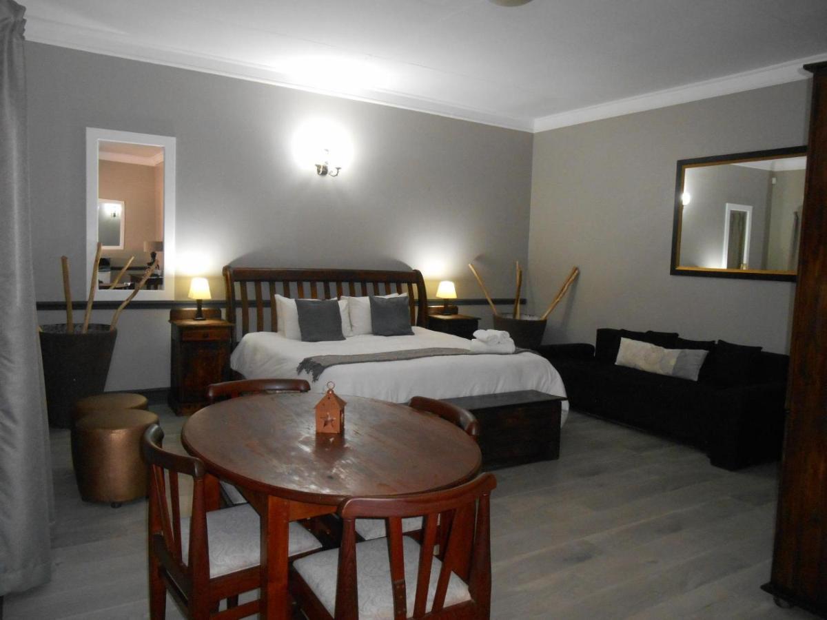 Oakwood Lodge Bloemfontein Exterior photo A bedroom in a hotel