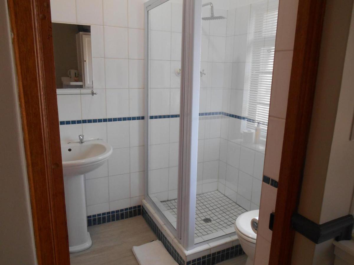Oakwood Lodge Bloemfontein Exterior photo A shower cubicle