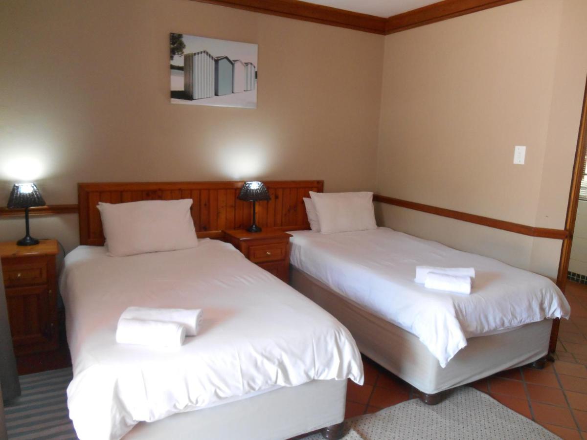 Oakwood Lodge Bloemfontein Exterior photo A room at the Protea Hotel, Windhoek