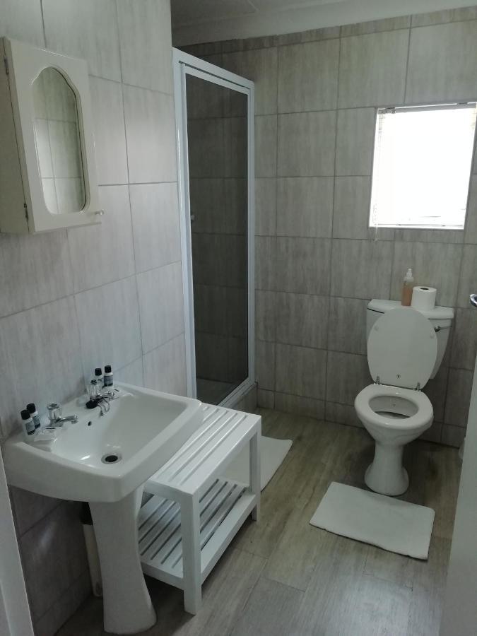 Oakwood Lodge Bloemfontein Exterior photo A modern bathroom
