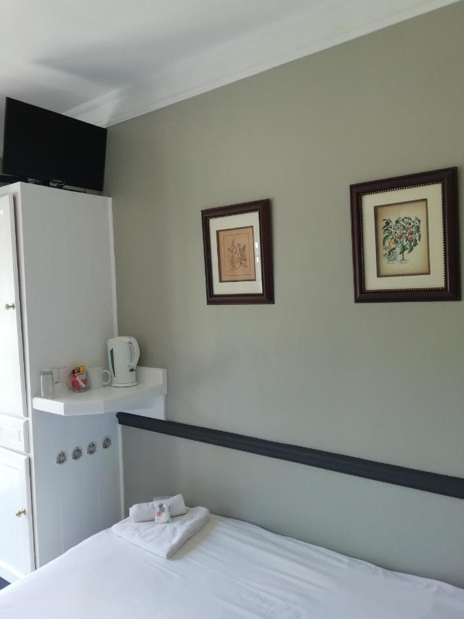 Oakwood Lodge Bloemfontein Exterior photo A typical room at the hospital