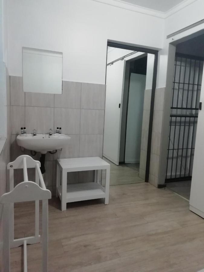 Oakwood Lodge Bloemfontein Exterior photo A cell at the prison