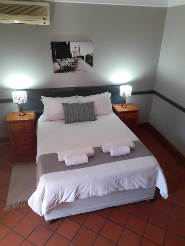Oakwood Lodge Bloemfontein Exterior photo A bedroom at the hotel