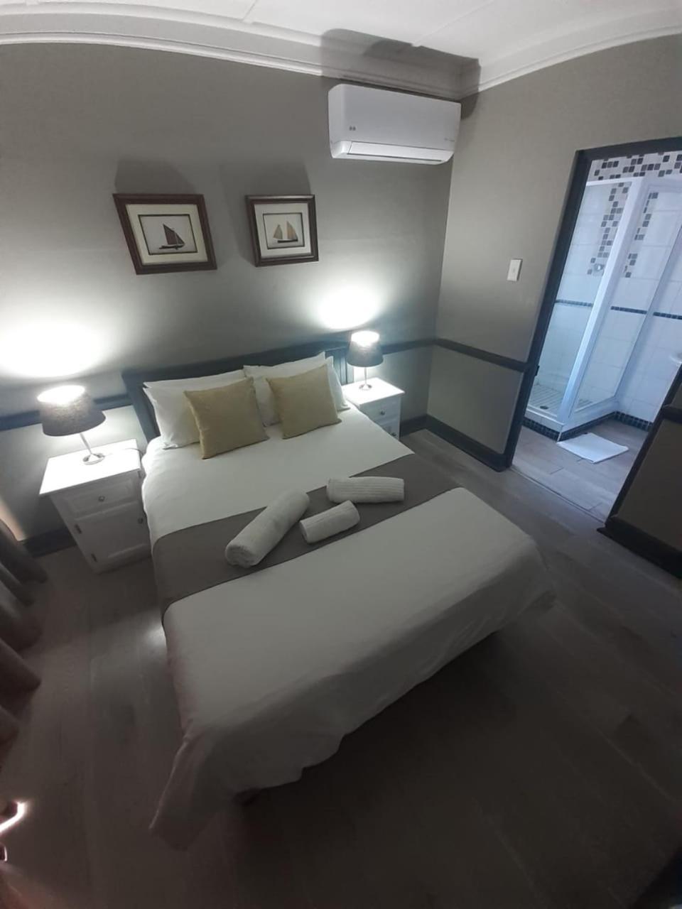 Oakwood Lodge Bloemfontein Exterior photo A room at the hotel