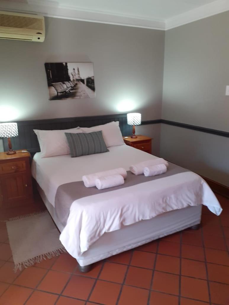 Oakwood Lodge Bloemfontein Exterior photo A bedroom at the hotel
