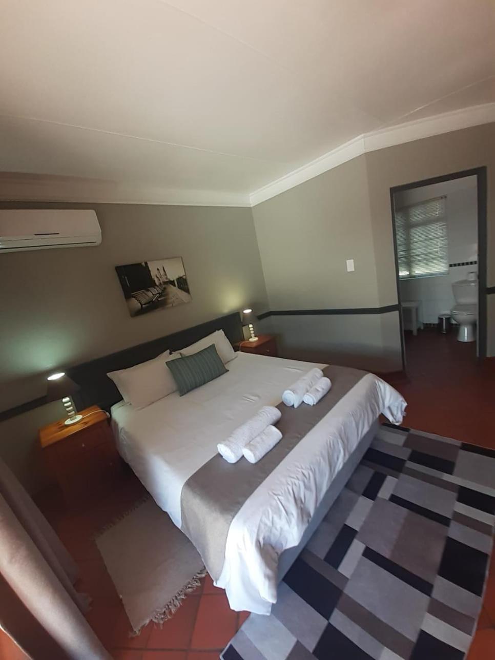 Oakwood Lodge Bloemfontein Exterior photo A room at the Protea Hotel, Polokwane