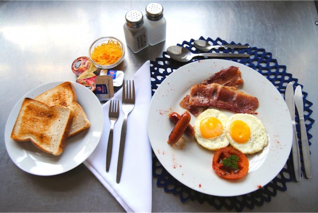 Oakwood Lodge Bloemfontein Exterior photo English breakfast