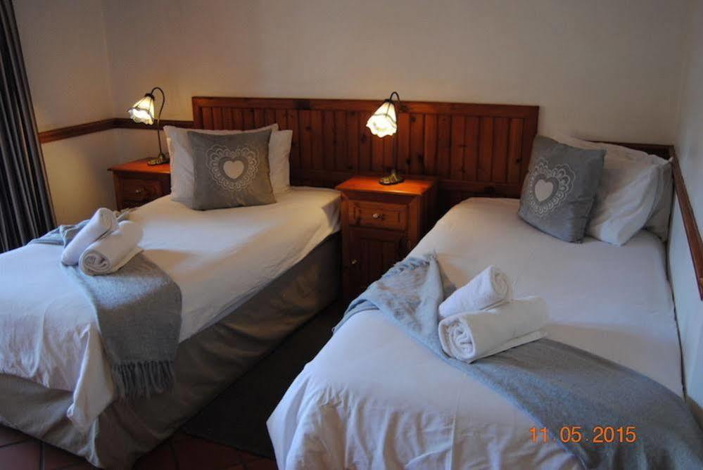 Oakwood Lodge Bloemfontein Exterior photo A room at the hotel