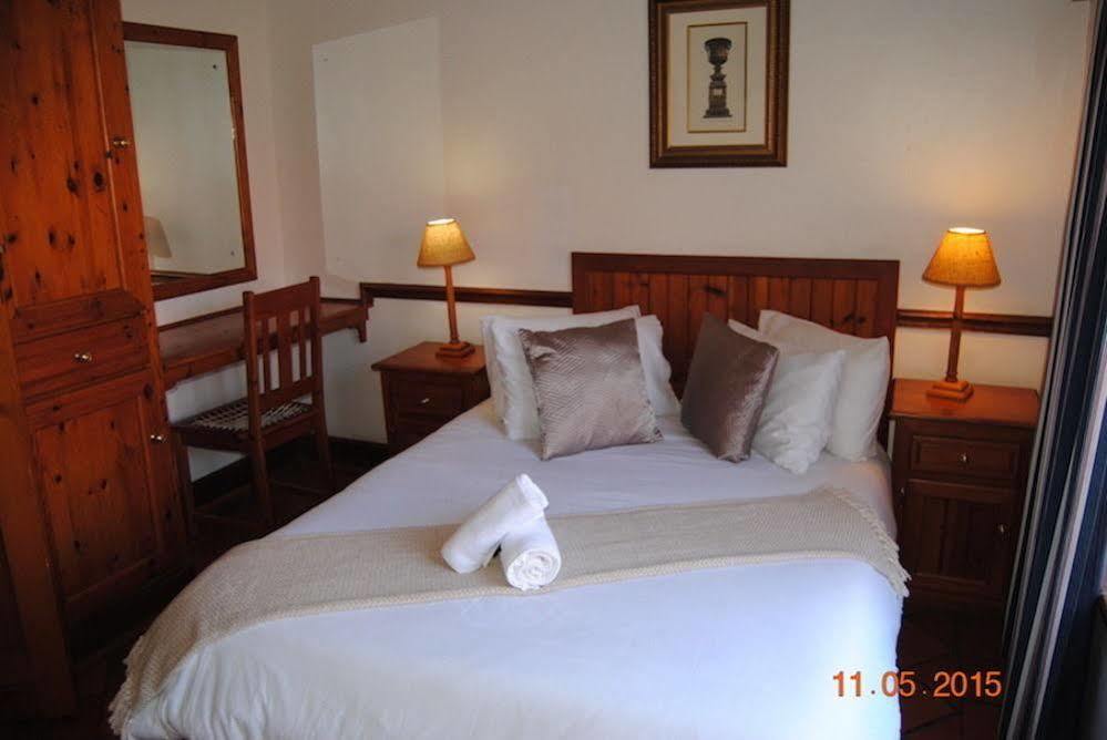 Oakwood Lodge Bloemfontein Exterior photo A bedroom at the hotel