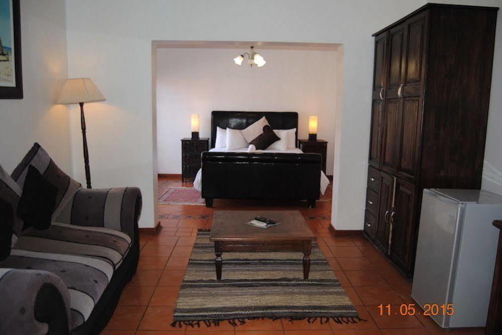 Oakwood Lodge Bloemfontein Exterior photo A bedroom in a guest house in South Africa