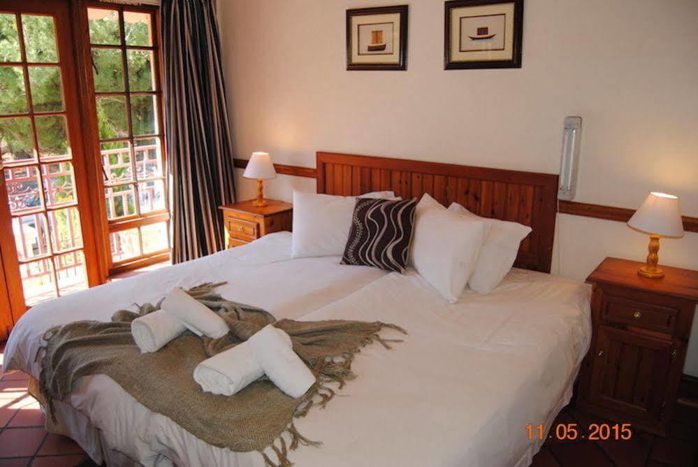 Oakwood Lodge Bloemfontein Exterior photo A bedroom at the hotel