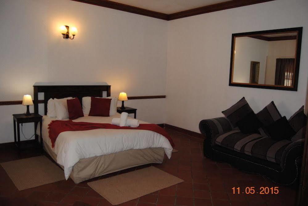 Oakwood Lodge Bloemfontein Exterior photo A bedroom at the hotel