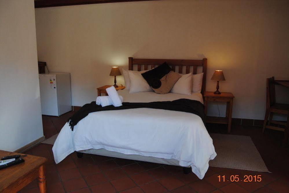 Oakwood Lodge Bloemfontein Exterior photo A bedroom at the lodge