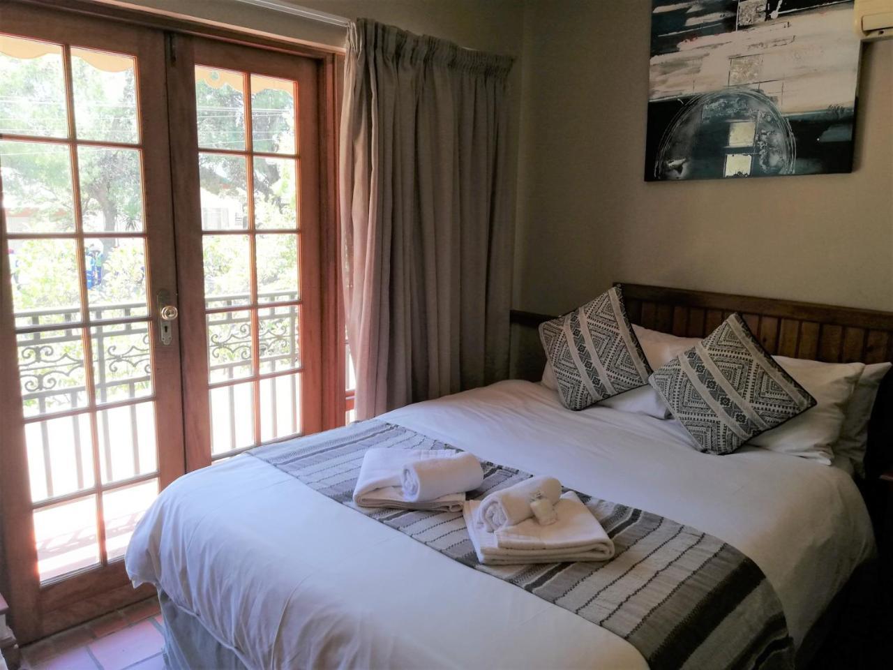 Oakwood Lodge Bloemfontein Exterior photo A bedroom at the Protea Hotel, Stellenbosch